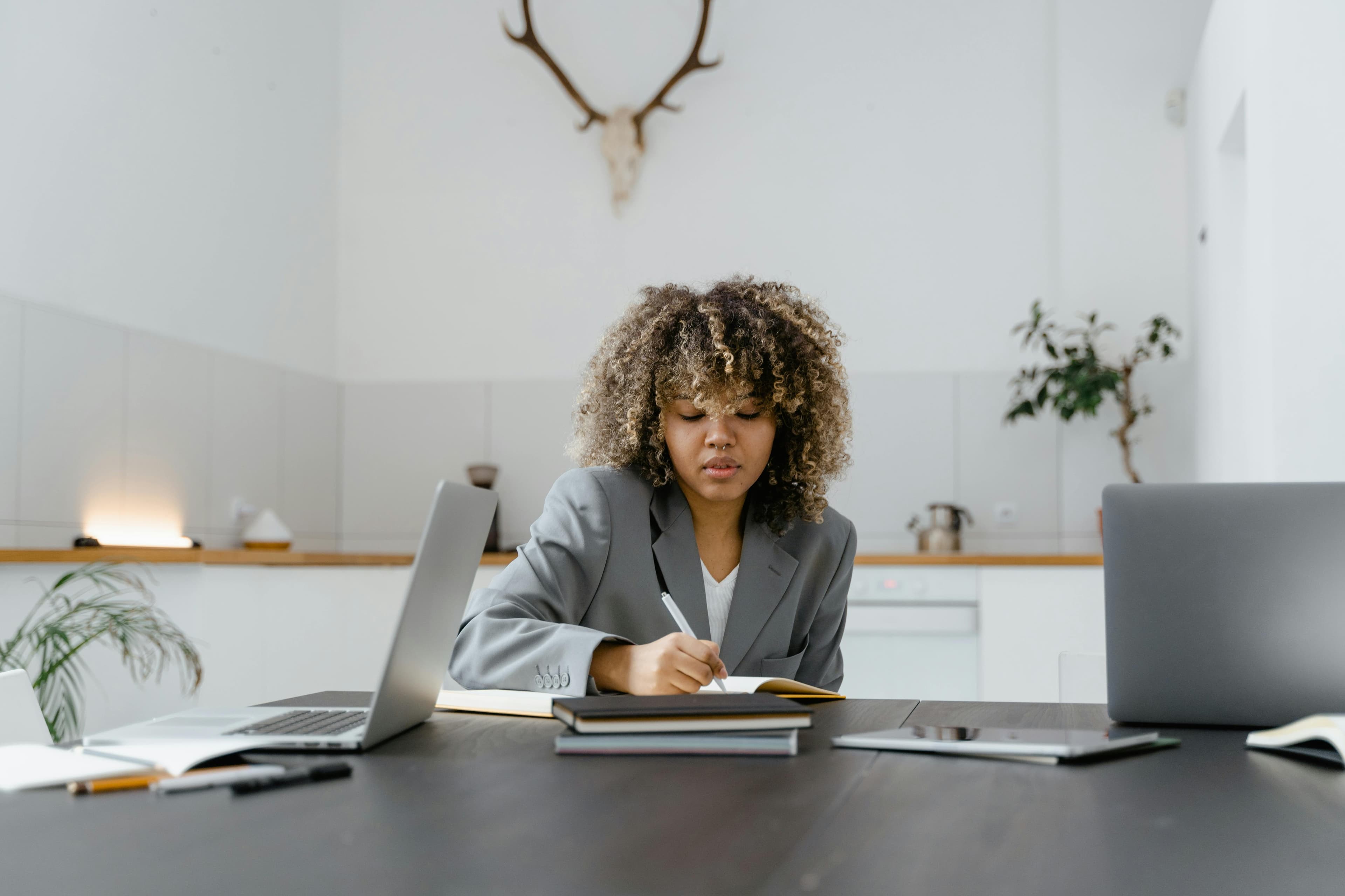 Blog Card Image Frau arbeitet am Laptop - Lohnfortzahlung im Minijob